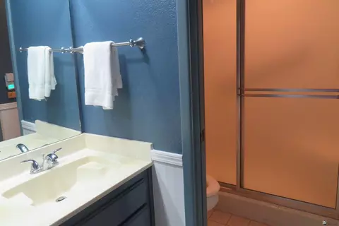 Bath - 11241 E 35 Pl, Yuma, AZ 85367 photo 1 of 2