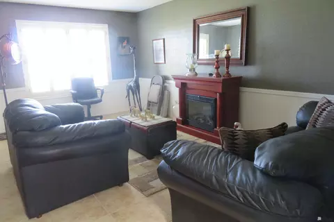 Living - 11241 E 35 Pl, Yuma, AZ 85367 photo 2 of 5