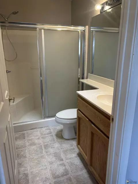 Bath - 10706 E 35 Pl, Yuma, AZ 85365 photo 1 of 2