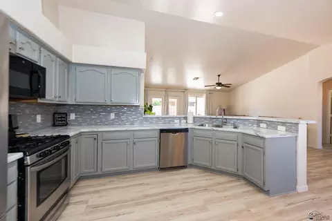 Kitchen - 10153 E 38 Pl, Yuma, AZ 85365 photo 3 of 3