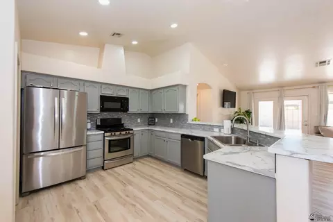 Kitchen - 10153 E 38 Pl, Yuma, AZ 85365 photo 2 of 3