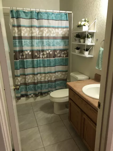 Bath - 6072 E 40 Ln, Yuma, AZ 85365 photo 1 of 4