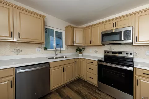 Kitchen - 1465 E 23 St, Yuma, AZ 85365 photo 2 of 3