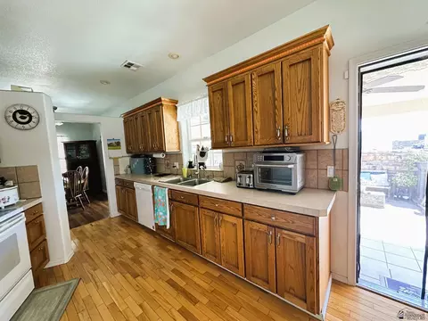 Kitchen - 12550 E 46 Dr, Yuma, AZ 85367 photo 3 of 4