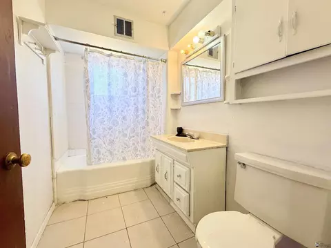 Bath - 913 E 24 Pl, Yuma, AZ 85365 photo 1 of 2