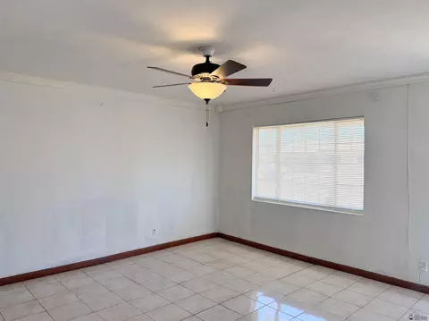 Living - 913 E 24 Pl, Yuma, AZ 85365 photo 2 of 2