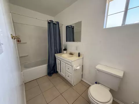 Bath - 913 E 24 Pl, Yuma, AZ 85365 photo 2 of 2