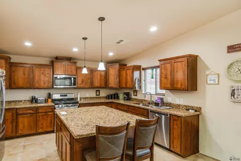 Kitchen - 10152 E 33 Pl, Yuma, AZ 85364 photo 3 of 4