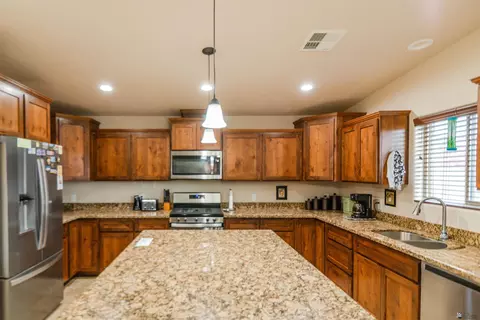 Kitchen - 10152 E 33 Pl, Yuma, AZ 85364 photo 2 of 4