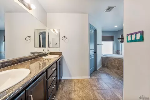 Bath - 11525 E 35 Pl, Yuma, AZ 85367 photo 2 of 4