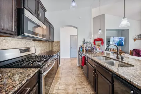Kitchen - 11525 E 35 Pl, Yuma, AZ 85367 photo 2 of 3