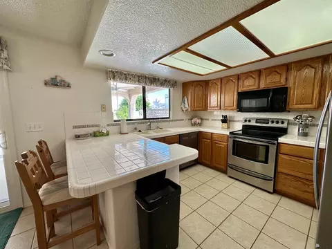 Kitchen - 14128 E 49 Dr, Yuma, AZ 85367 photo 2 of 5