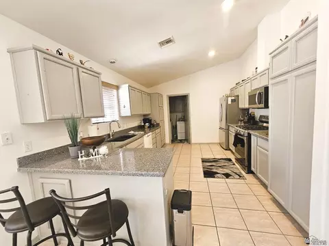 Kitchen - 10711 E 36 Pl, Yuma, AZ 85365 photo 2 of 4
