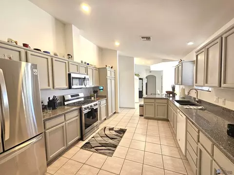 Kitchen - 10711 E 36 Pl, Yuma, AZ 85365 photo 4 of 4