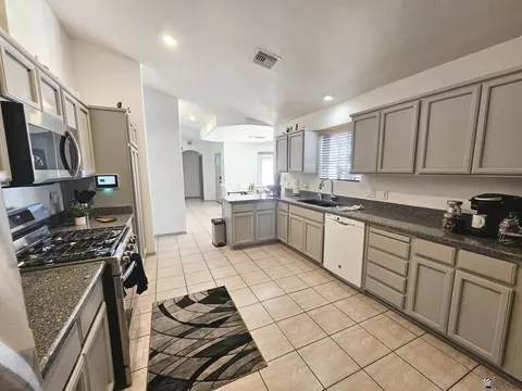 Kitchen - 10711 E 36 Pl, Yuma, AZ 85365 photo 3 of 4