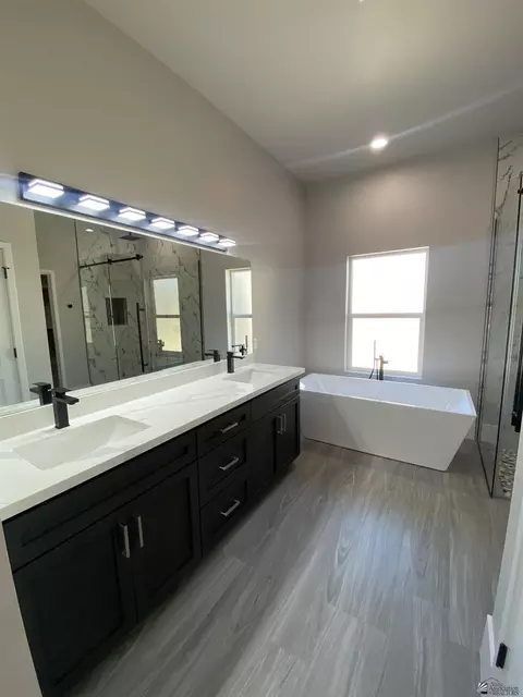 Bath - 12132 E 35 Pl, Yuma, AZ 85367 photo 2 of 6