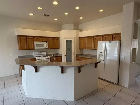Kitchen - 10442 E 39 Pl, Yuma, AZ 85365 photo 2 of 3