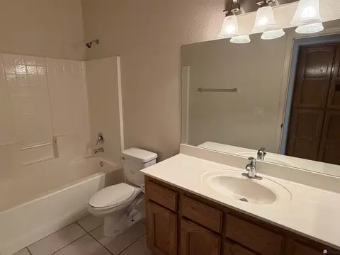Bath - 10442 E 39 Pl, Yuma, AZ 85365 photo 1 of 3