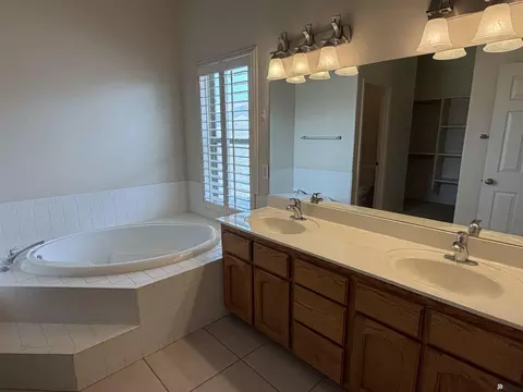 Bath - 10442 E 39 Pl, Yuma, AZ 85365 photo 2 of 3