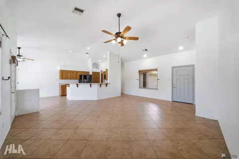 Living - 10575 36 Pl, Yuma, AZ 85365 photo 2 of 4