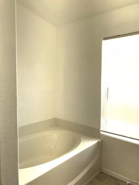 Bath - 10542 E 39 Pl, Yuma, AZ 85365 photo 2 of 4