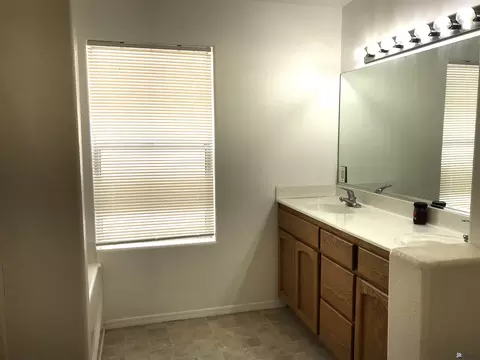 Bath - 10542 E 39 Pl, Yuma, AZ 85365 photo 3 of 4