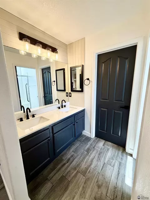Bath - 11137 E 27 St, Yuma, AZ 85367 photo 2 of 4