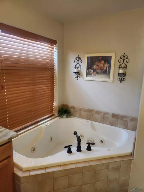 Bath - 11633 E 28 Pl, Yuma, AZ 85367 photo 3 of 5