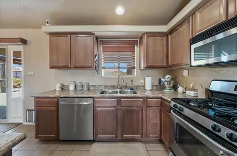 Kitchen - 11598 E 27 St, Yuma, AZ 85367 photo 3 of 3