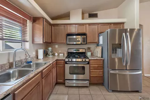 Kitchen - 11598 E 27 St, Yuma, AZ 85367 photo 2 of 3