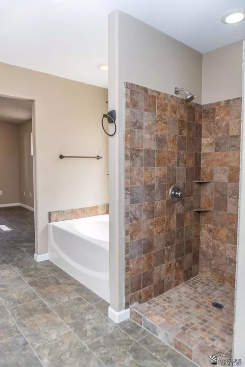 Bath - 10632 E 34 Pl, Yuma, AZ 85365 photo 3 of 8