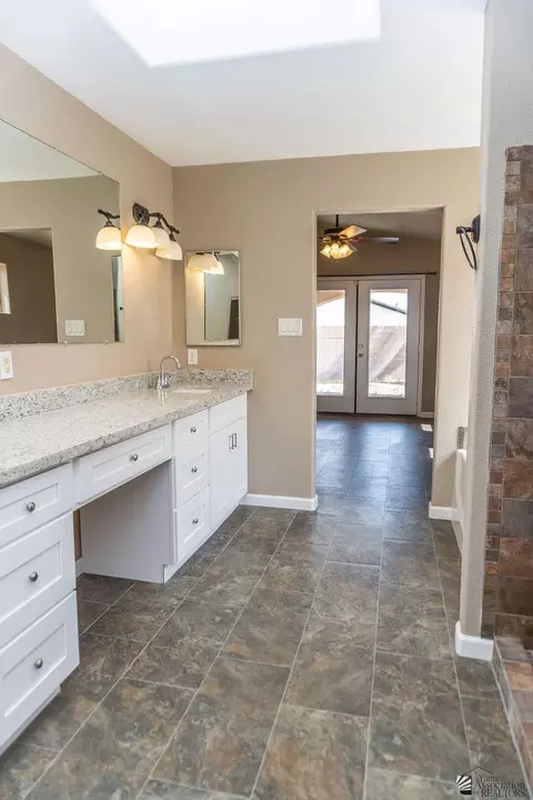 Bath - 10632 E 34 Pl, Yuma, AZ 85365 photo 4 of 8