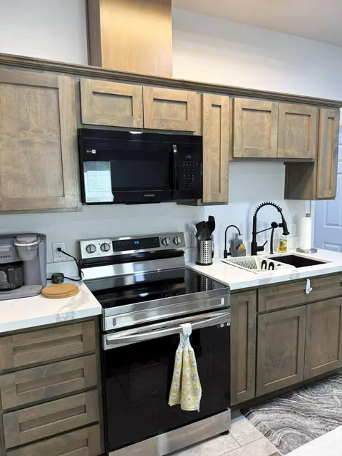 Kitchen - 13267 E 46 Dr, Yuma, AZ 85367 photo 2 of 4