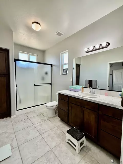 Bath - 3556 E Corso Cavallo Ln, Yuma, AZ 85365 photo 2 of 4