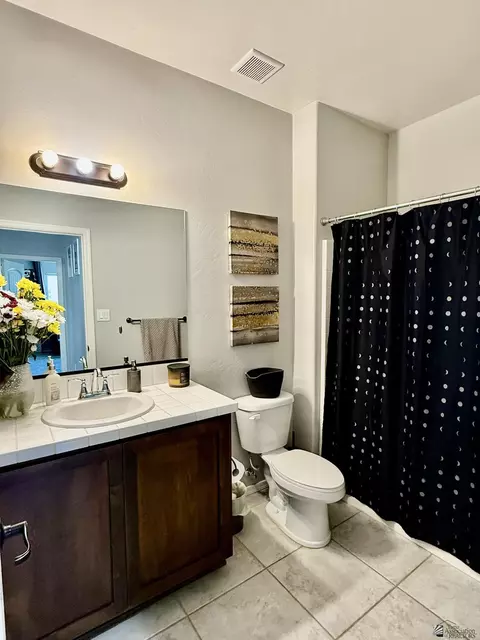 Bath - 3556 E Corso Cavallo Ln, Yuma, AZ 85365 photo 1 of 4
