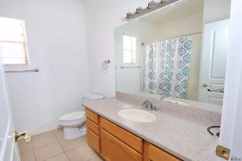 Bath - 12222 E 33 Pl, Yuma, AZ 85367 photo 3 of 3
