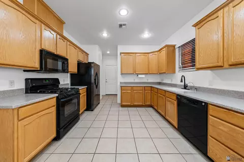 Kitchen - 12222 E 33 Pl, Yuma, AZ 85367 photo 1 of 2