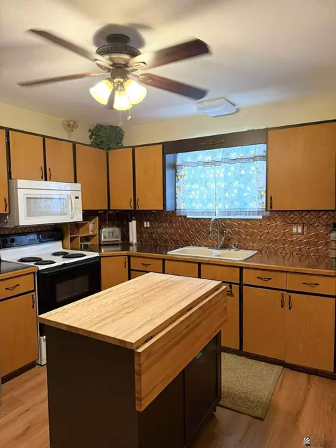 Kitchen - 13218 E 47 Dr, Yuma, AZ 85367 photo 3 of 5