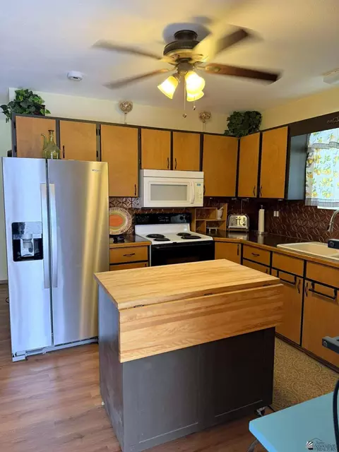 Kitchen - 13218 E 47 Dr, Yuma, AZ 85367 photo 4 of 5
