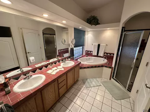 Bath - 14186 E 51 Pl, Yuma, AZ 85367 photo 2 of 4