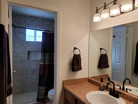 Bath - 11476 E 28 Pl, Yuma, AZ 85367 photo 1 of 2