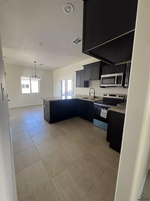 Kitchen - 10560 E 45 Ln, Yuma, AZ 85367 photo 4 of 6