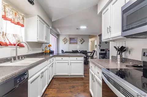 Kitchen - 8682 E 39 St, Yuma, AZ 85365 photo 3 of 3