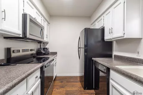 Kitchen - 8682 E 39 St, Yuma, AZ 85365 photo 2 of 3