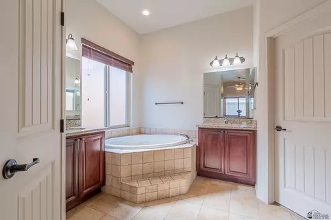 Bath - 7896 E 37 Pl, Yuma, AZ 85365 photo 2 of 5