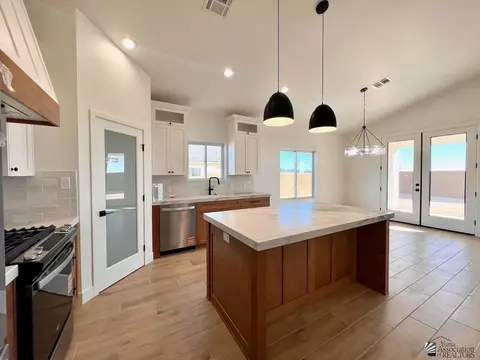 Kitchen - 10801 E 46 Pl, Yuma, AZ 85367 photo 5 of 9
