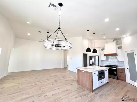 Kitchen - 10801 E 46 Pl, Yuma, AZ 85367 photo 7 of 9