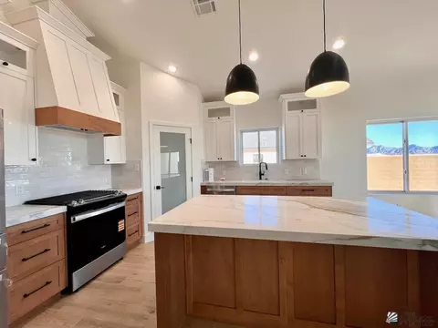 Kitchen - 10801 E 46 Pl, Yuma, AZ 85367 photo 6 of 9