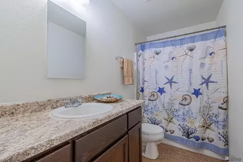 Bath - 7912 E 44 Ln, Yuma, AZ 85365 photo 1 of 2