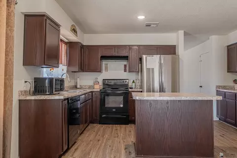 Kitchen - 7912 E 44 Ln, Yuma, AZ 85365 photo 3 of 3